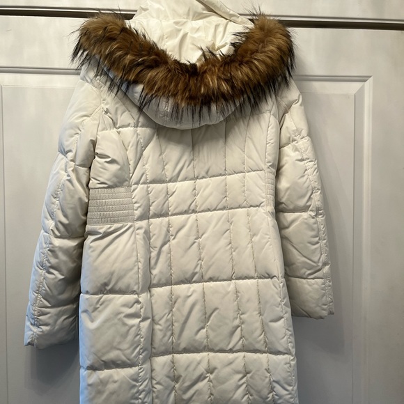 Bass G.H. Bass & Co. White Puffer Jacket with Fur Hood - Picture 2 of 5